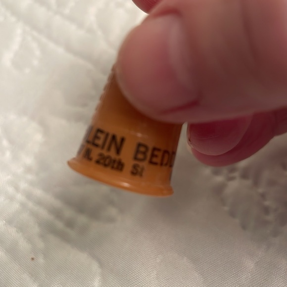 Set of 2 Vintage Plastic Thimbles Collectibles Sewing Supplies - Picture 7 of 12